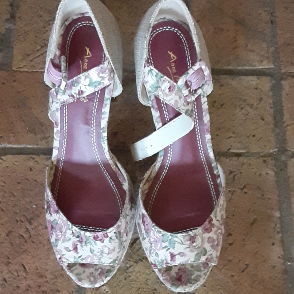 Anne Michelle Size 9 Floral Heels
